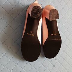 パンプス(ピンク色のサテン)の画像