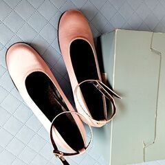 パンプス(ピンク色のサテン)の画像