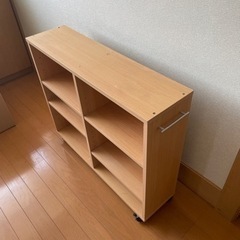 お話し中　キャスター付き本棚の画像