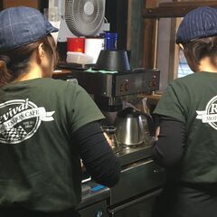 車好き＆カフェ好き集まれ！おしゃれカフェで活躍。ホール＆キッチンスタッフ募集。の画像