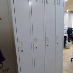 オフィスロッカー 4人用　鍵付きの画像
