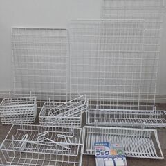100均購入のワイヤーネット3枚　取付棚多数のセット