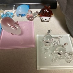 ガラスの置物とガラス板の画像
