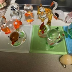 ガラスの置物とガラス板の画像