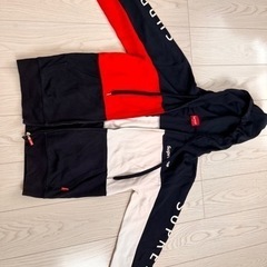 フード付きパーカーの画像