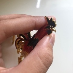 鳥のラインストーン入りブローチ