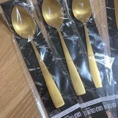 ✨新品✨【完全未使用品】ゴールドカラーカトラリー　スプーン・ナイフ6点セットの画像