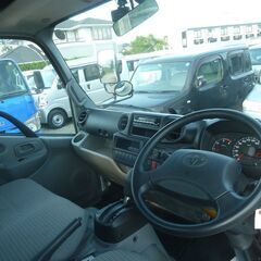 H26 　トヨエース　2ｔ平ボディ　ＡＴ　3人乗り　バイザー　シェルフ　アイドリングストップ　AM/FMﾁｭｰﾅｰ　ライトレベライザー　集中ドアロック　ABS　エアバック　ETC　電動格納ミラー　検7年６月　　16872の画像