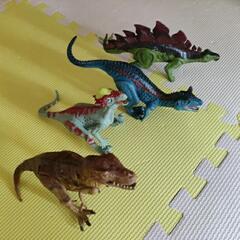 鳴いて光る！恐竜４体セット