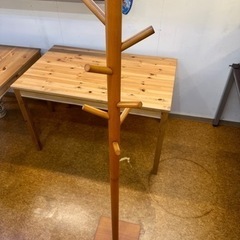 ②木製ハンガーラック