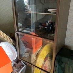 レトロ食器棚の画像