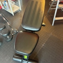 adidasインクラインベンチと　メーカーなしフラットベンチの画像