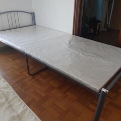 倶知安 - 金属パイプシングルベッドフレーム SGL / 3 個...