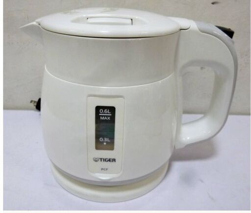 タイガー　電気ケトル〈わく子〉PCF-G060　動作良好　0.6L　ホワイト 湯沸かし 転倒お湯漏れ防止 カラ炊き防止　2017年製　TIGER