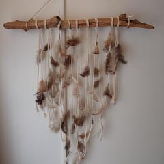 羽根と流木　マクラメ タペストリー / 壁掛け