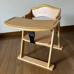 折りたたみ出来るテーブルつきベビーチェアの画像