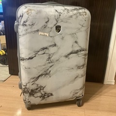 破損してるスーツケース