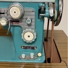 足踏み式アンティークミシンの画像