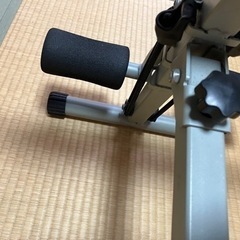 ベンチ、腹筋ローラー、腕立て伏せ、筋トレの画像