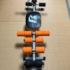 ベンチ、腹筋ローラー、腕立て伏せ、筋トレの画像