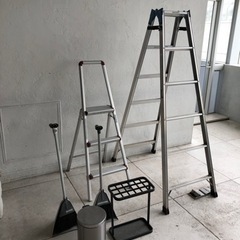 脚立とゴミ箱と箒と傘立て