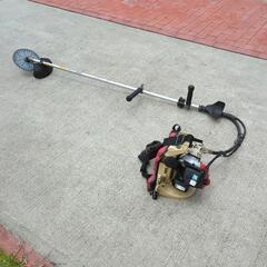 背負式エンジン草刈り機