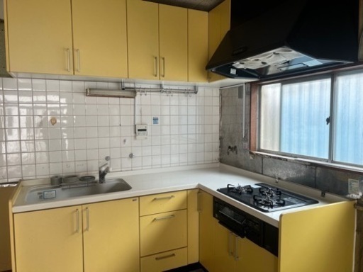 L字のキッチン(取り外されてません。ビルトインコンロ、上部収納、換気扇付き)