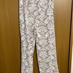 khalita 茶色 白の柄パンツ 裾は割れタイプ の画像