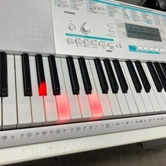 A2406-262 CASIO 光ナビゲーションキーボード LK-228 2017年製 動作確認済み 中古 取説・楽譜つき キーボード台セット バラ売り不可の画像