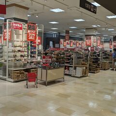 【店舗運営スタッフ】簡単なレジ業務中心・ノルマ目標一切なし　日給...