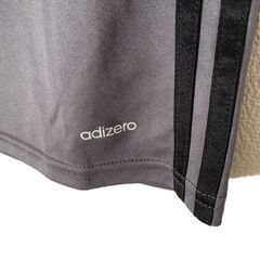 Adidas　アディダス　グレ－　ＦＣバイエルン刺繍ロゴ　Ｔシャツ　Ｖネック　背中に通気孔　メンズ　Ｌサイズ　両胸にロゴ　脇に黒3本線の画像