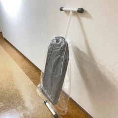 アイロンとスタンド式アイロン台の画像