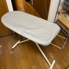 アイロンとスタンド式アイロン台の画像