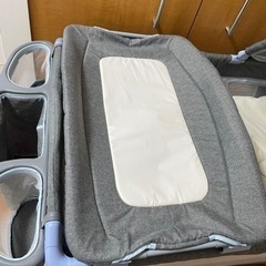 ベビーベッド(折りたたみ式、ベビー布団付き、ボールプールとしても活用可能‼︎)の画像