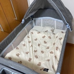 ベビーベッド(折りたたみ式、ベビー布団付き、ボールプールとしても活用可能‼︎)の画像