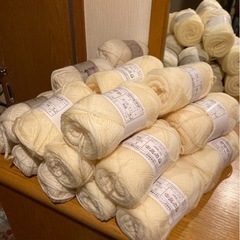 手芸用の毛糸(ベージュ2種類)の画像