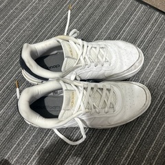 adidasスニーカー
