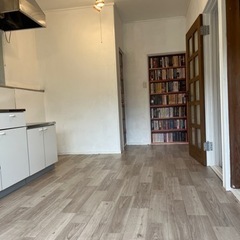 木々に囲まれた南東向き35平米のバルコニーで素敵な日常を！新品のキッチン・洗面台・ウォシュレット・フロア・エアコン・照明類・玄関ドア・カメラ付きドアフォン・ボイラー。リノベーション済みの風呂。ペット応談。敷金礼金ゼロ。フリーレント１か月。追浜駅徒歩17分。 - 横須賀市