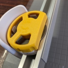 事務用品　ペーパーカッター　シャチハタ　ハンディータイプ　コンパクト　A4長辺　10枚の画像