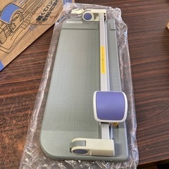 事務用品　ペーパーカッター　シャチハタ　ハンディータイプ　コンパクト　A4長辺　10枚の画像