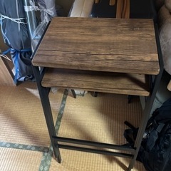 カウンターの椅子一つ
