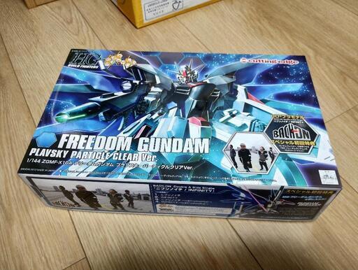 ガンプラ　HG フリーダムガンダム　プラフスキーパーティクルクリアVer