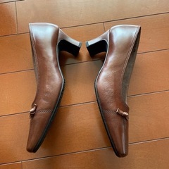 茶色パンプスの画像