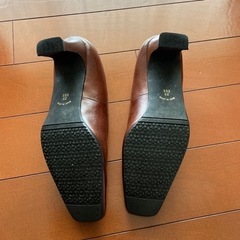 茶色パンプスの画像