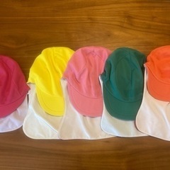 カラー帽子(左の濃ピンク以外)の画像