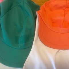 カラー帽子(左の濃ピンク以外)の画像