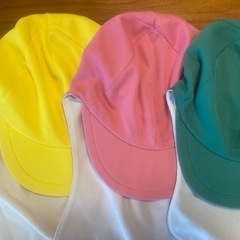 カラー帽子(左の濃ピンク以外)の画像