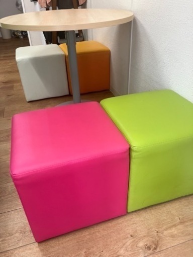 オフィス用　テーブル×1  ソファ×4
