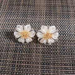 フラワーピアス