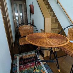 ラタン（藤）　丸テーブルと椅子２脚の画像